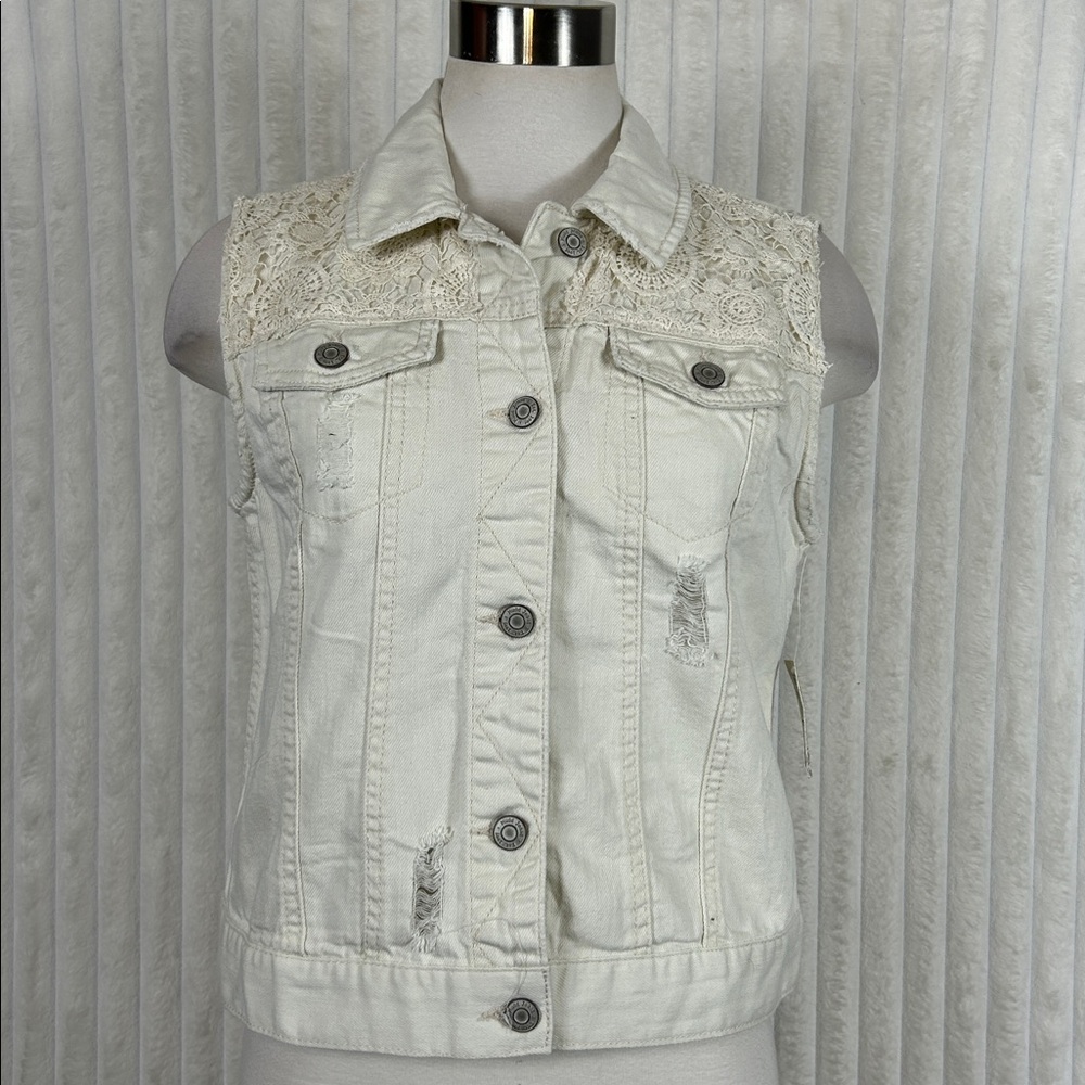 NWT Mudd cream crochet lace front with light distressing denim, jean vest M